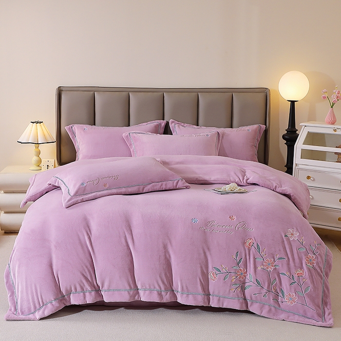 91家纺网 家纺一手货源 找家纺 晶缦家纺 2025新款超高克重保暖太阳绒刺绣花四件套 花觅-薰衣紫