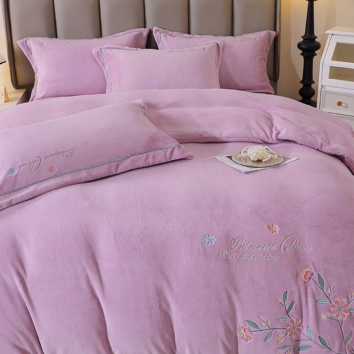 91家纺网 家纺一手货源 找家纺 晶缦家纺 2025新款超高克重保暖太阳绒刺绣花四件套 花觅-薰衣紫