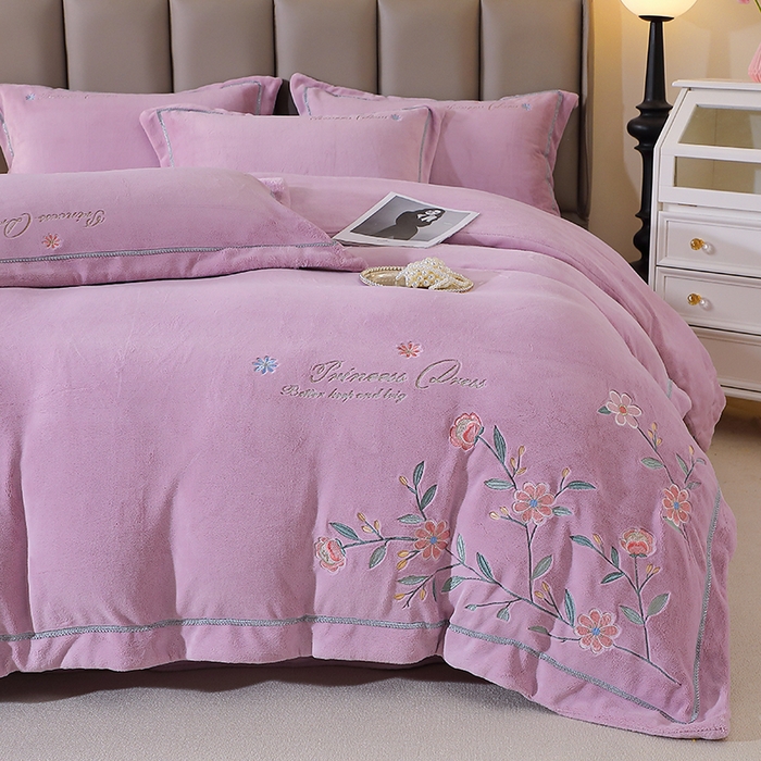 91家纺网 家纺一手货源 找家纺 晶缦家纺 2025新款超高克重保暖太阳绒刺绣花四件套 花觅-薰衣紫