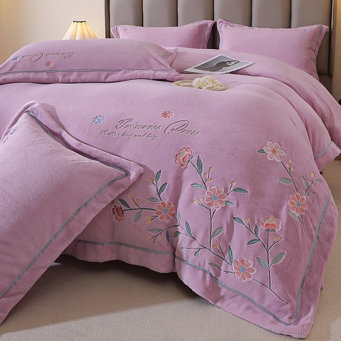 91家纺网 家纺一手货源 找家纺 晶缦家纺 2025新款超高克重保暖太阳绒刺绣花四件套 花觅-薰衣紫