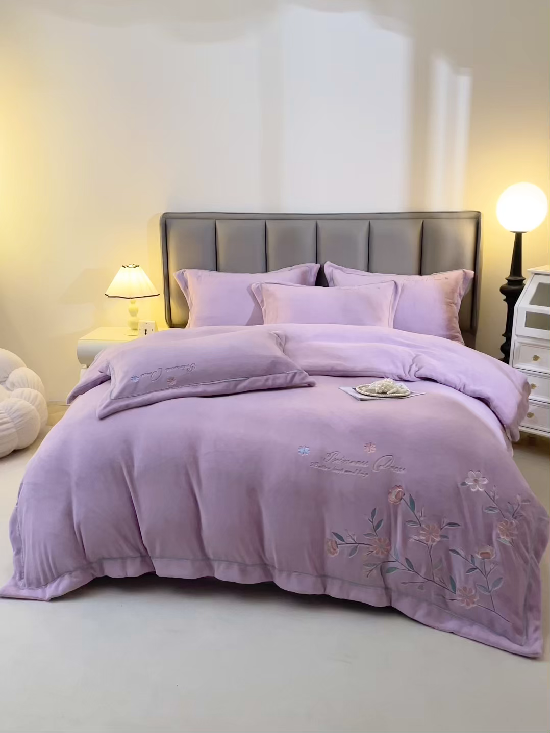 91家纺网 家纺一手货源 找家纺 晶缦家纺 2025新款超高克重保暖太阳绒刺绣花四件套 花觅-薰衣紫