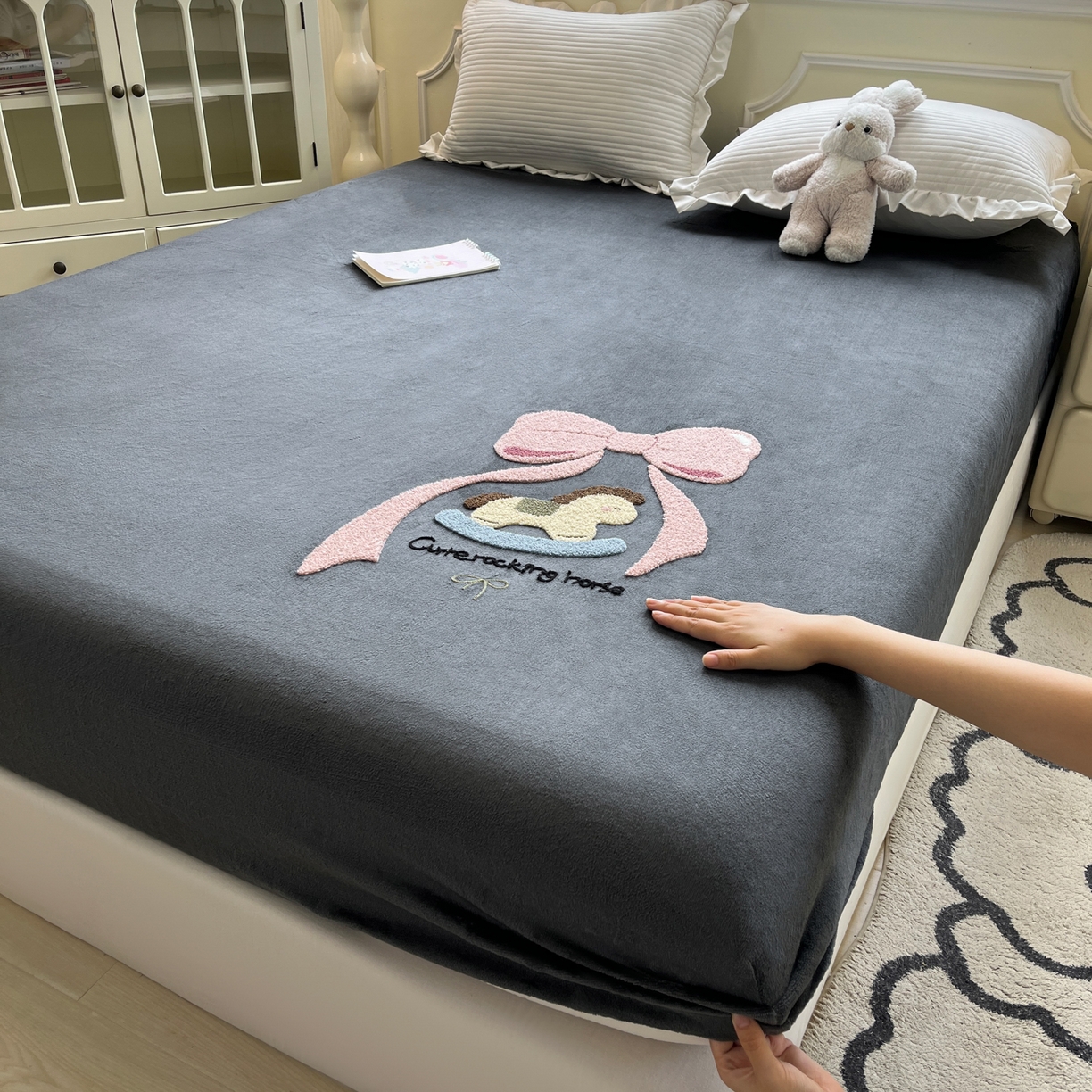 91家纺网 家纺一手货源 找家纺 （总）子钦家纺 2025秋冬新款加厚牛奶绒毛巾绣床笠