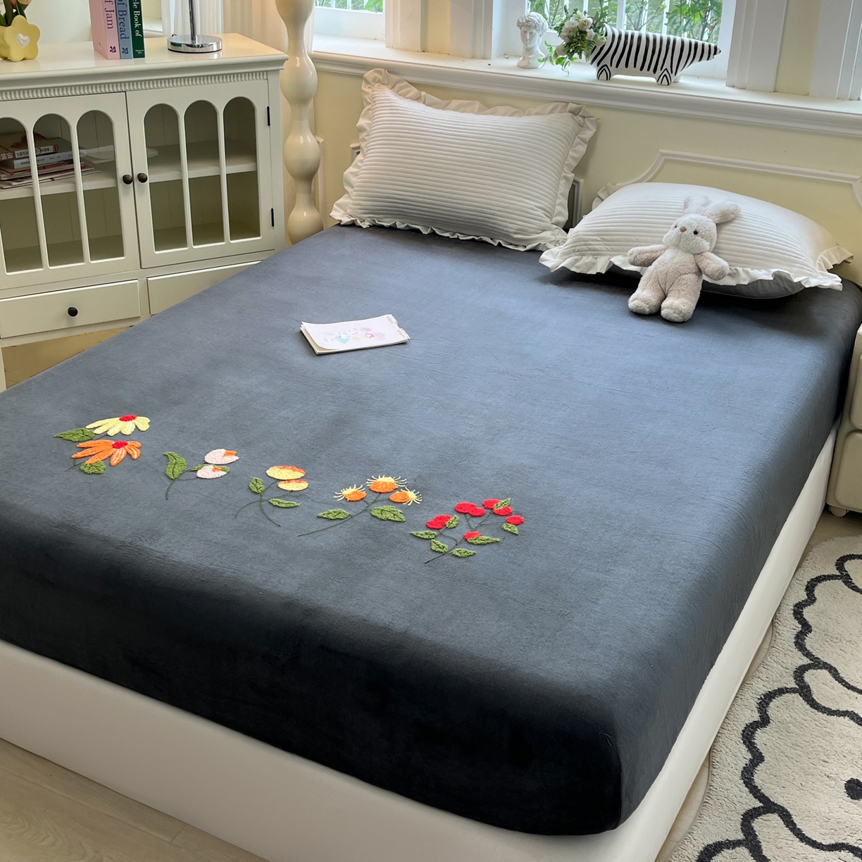 91家纺网 家纺一手货源 找家纺 子钦家纺 2025秋冬新款加厚牛奶绒毛巾绣床笠 万花从中-深灰