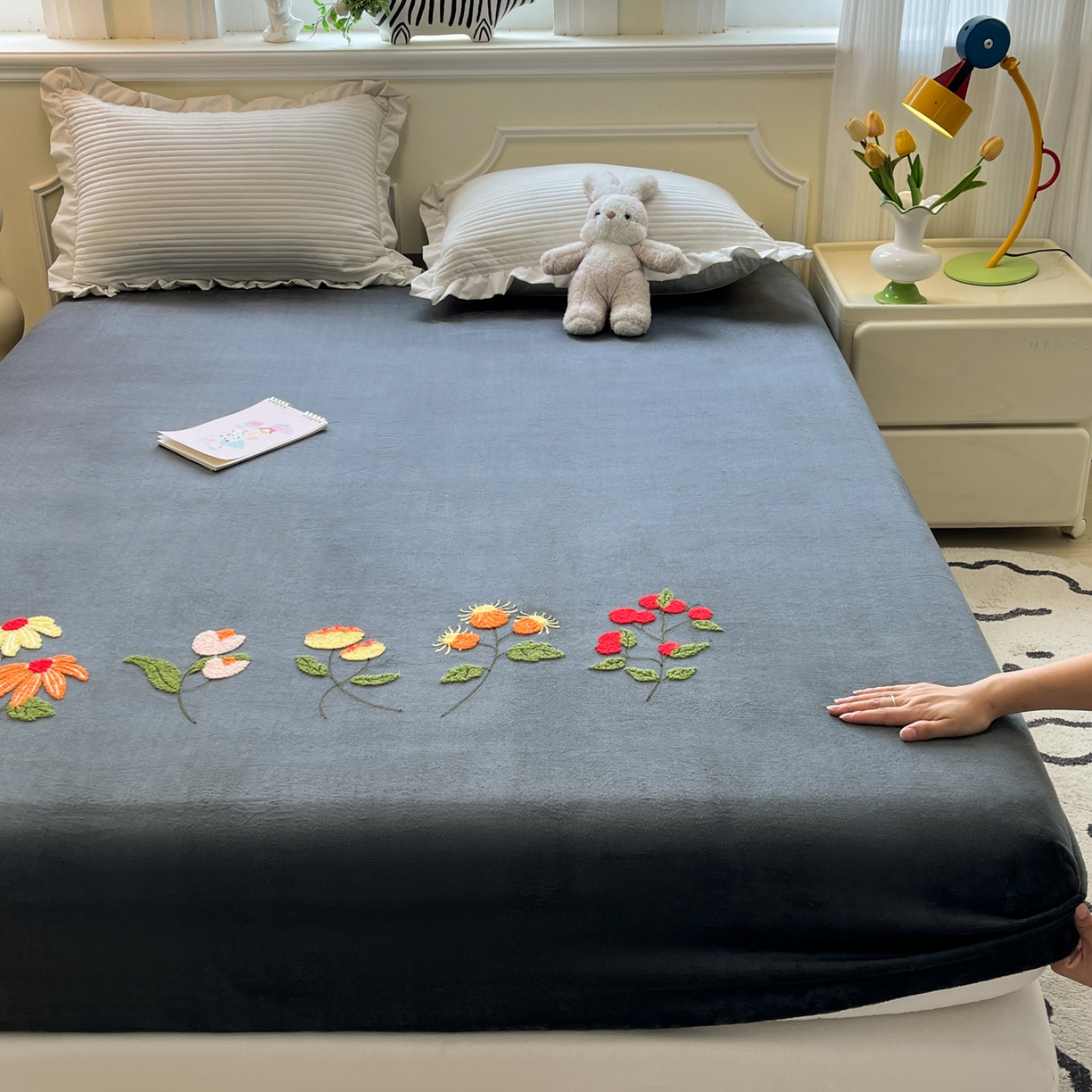91家纺网 家纺一手货源 找家纺 子钦家纺 2025秋冬新款加厚牛奶绒毛巾绣床笠 万花从中-深灰