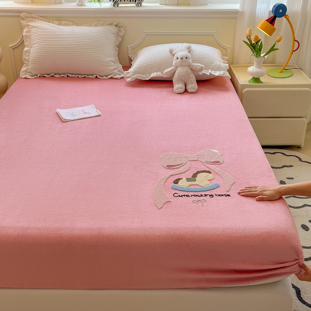 91家纺网 家纺一手货源 找家纺 子钦家纺 2025秋冬新款加厚牛奶绒毛巾绣床笠 小马蝴蝶结-粉紫