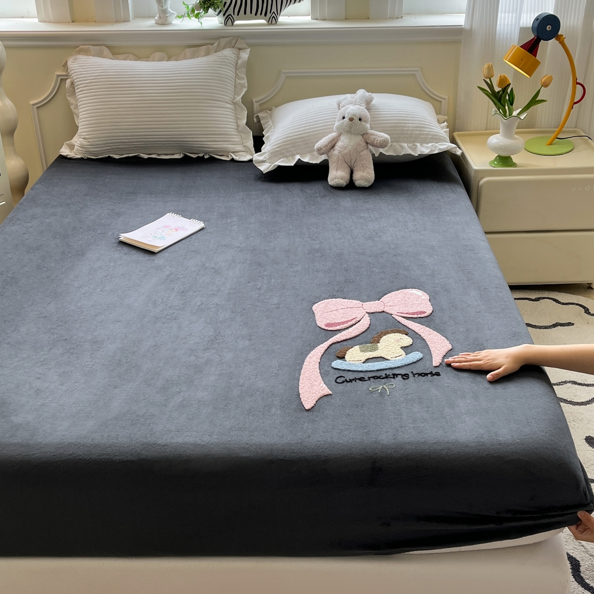 91家纺网 家纺一手货源 找家纺 子钦家纺 2025秋冬新款加厚牛奶绒毛巾绣床笠 小马蝴蝶结-深灰