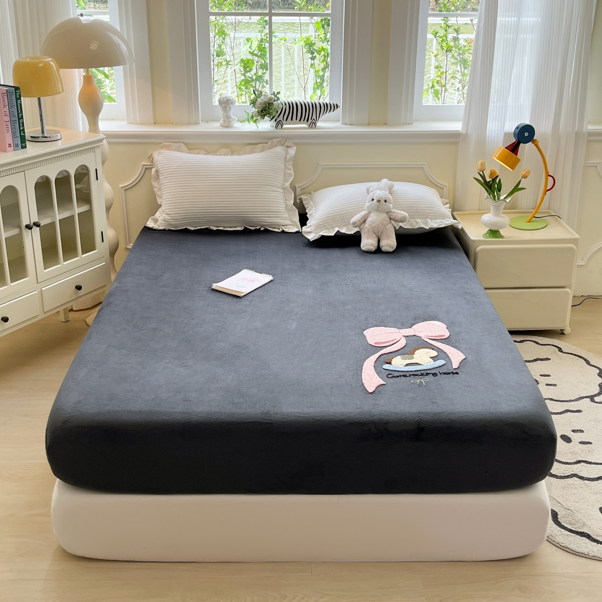 91家纺网 家纺一手货源 找家纺 子钦家纺 2025秋冬新款加厚牛奶绒毛巾绣床笠 小马蝴蝶结-深灰