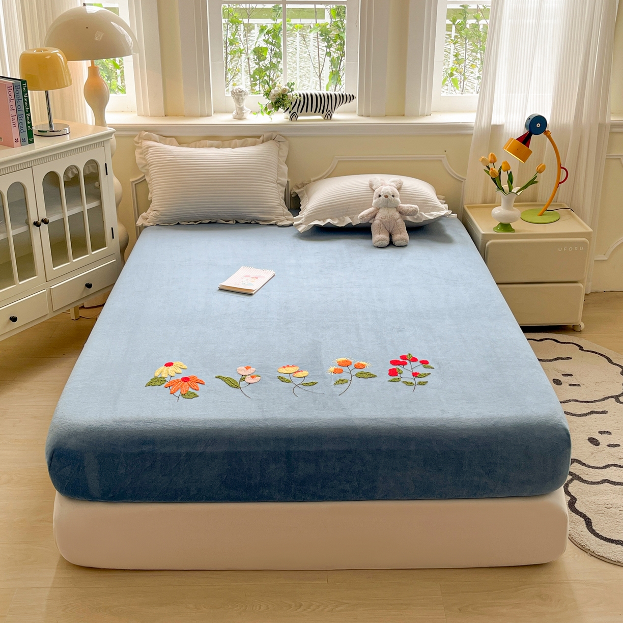 91家纺网 家纺一手货源 找家纺 子钦家纺 2025秋冬新款加厚牛奶绒毛巾绣床笠 万花从中-蒂芙尼蓝