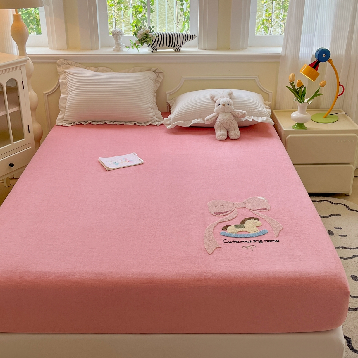 91家纺网 家纺一手货源 找家纺 子钦家纺 2025秋冬新款加厚牛奶绒毛巾绣床笠 小马蝴蝶结-粉紫