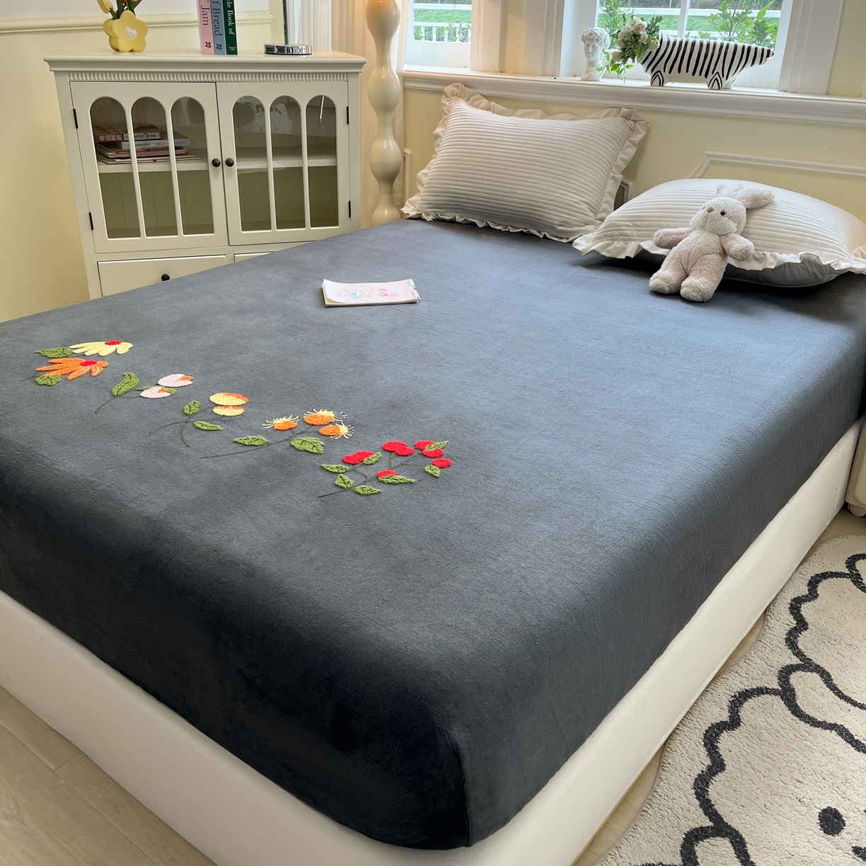 91家纺网 家纺一手货源 找家纺 子钦家纺 2025秋冬新款加厚牛奶绒毛巾绣床笠 万花从中-深灰