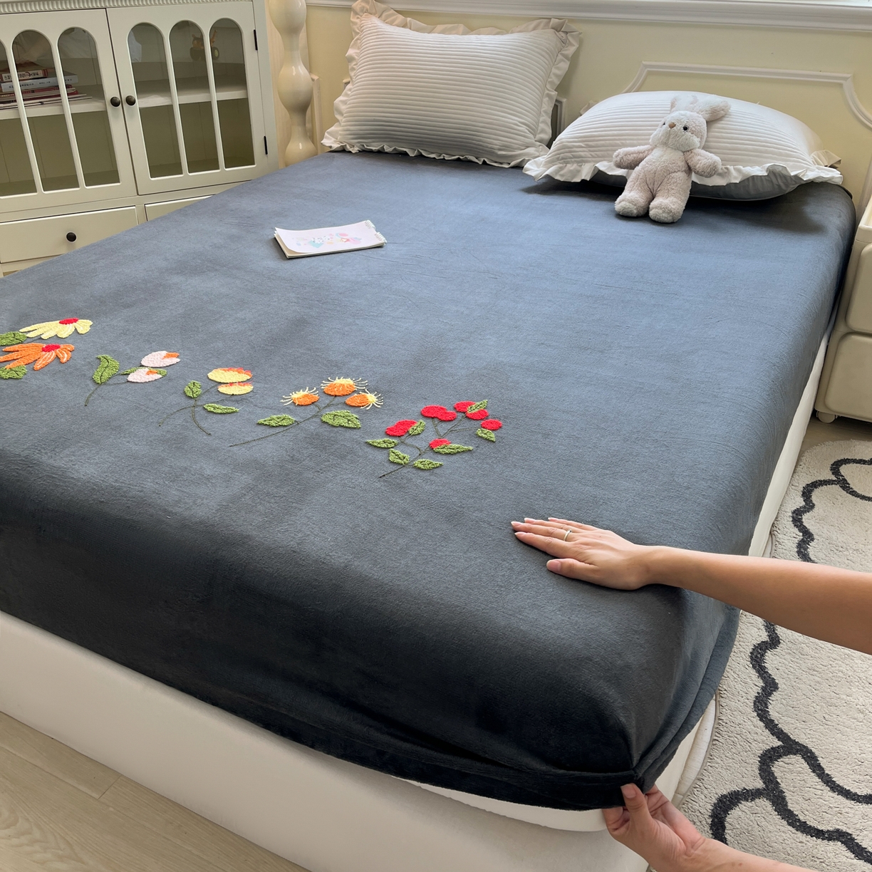 91家纺网 家纺一手货源 找家纺 子钦家纺 2025秋冬新款加厚牛奶绒毛巾绣床笠 万花从中-深灰