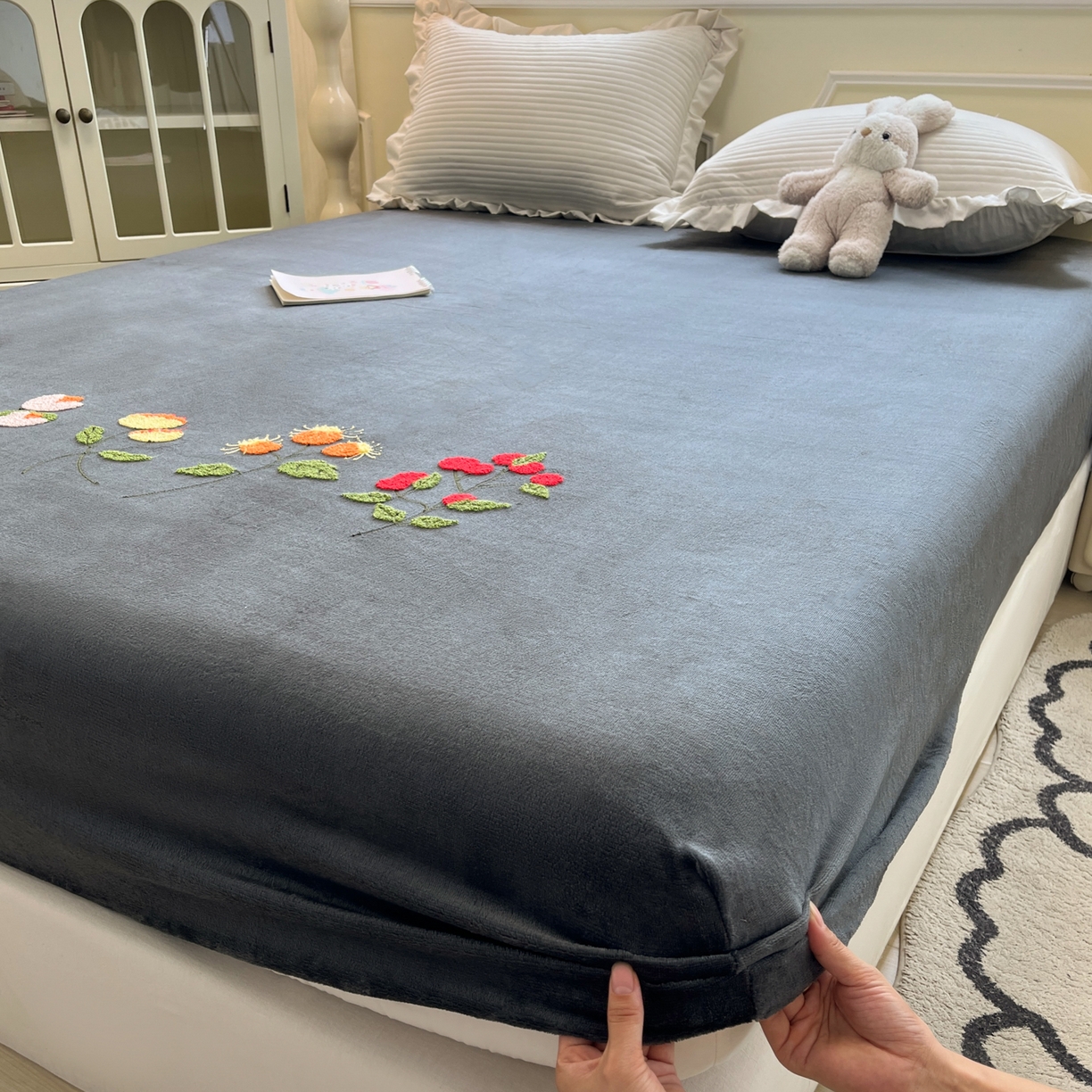 91家纺网 家纺一手货源 找家纺 子钦家纺 2025秋冬新款加厚牛奶绒毛巾绣床笠 万花从中-深灰