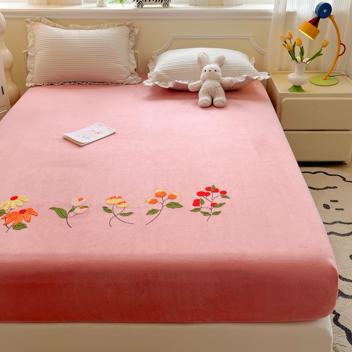 91家纺网 家纺一手货源 找家纺 子钦家纺 2025秋冬新款加厚牛奶绒毛巾绣床笠 万花丛中-粉紫