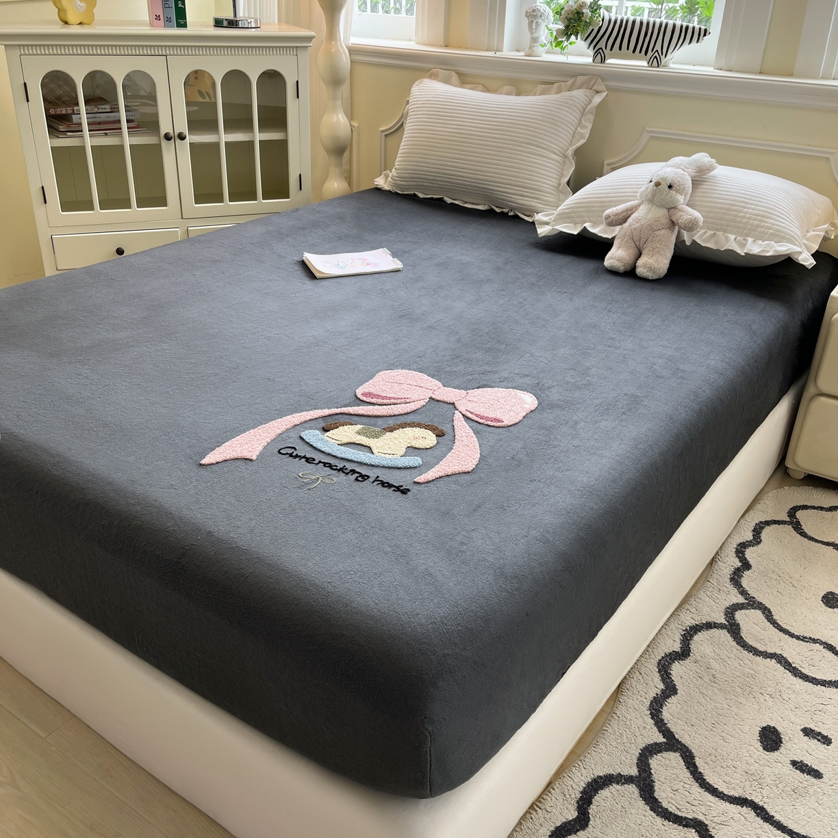 91家纺网 家纺一手货源 找家纺 子钦家纺 2025秋冬新款加厚牛奶绒毛巾绣床笠 小马蝴蝶结-深灰