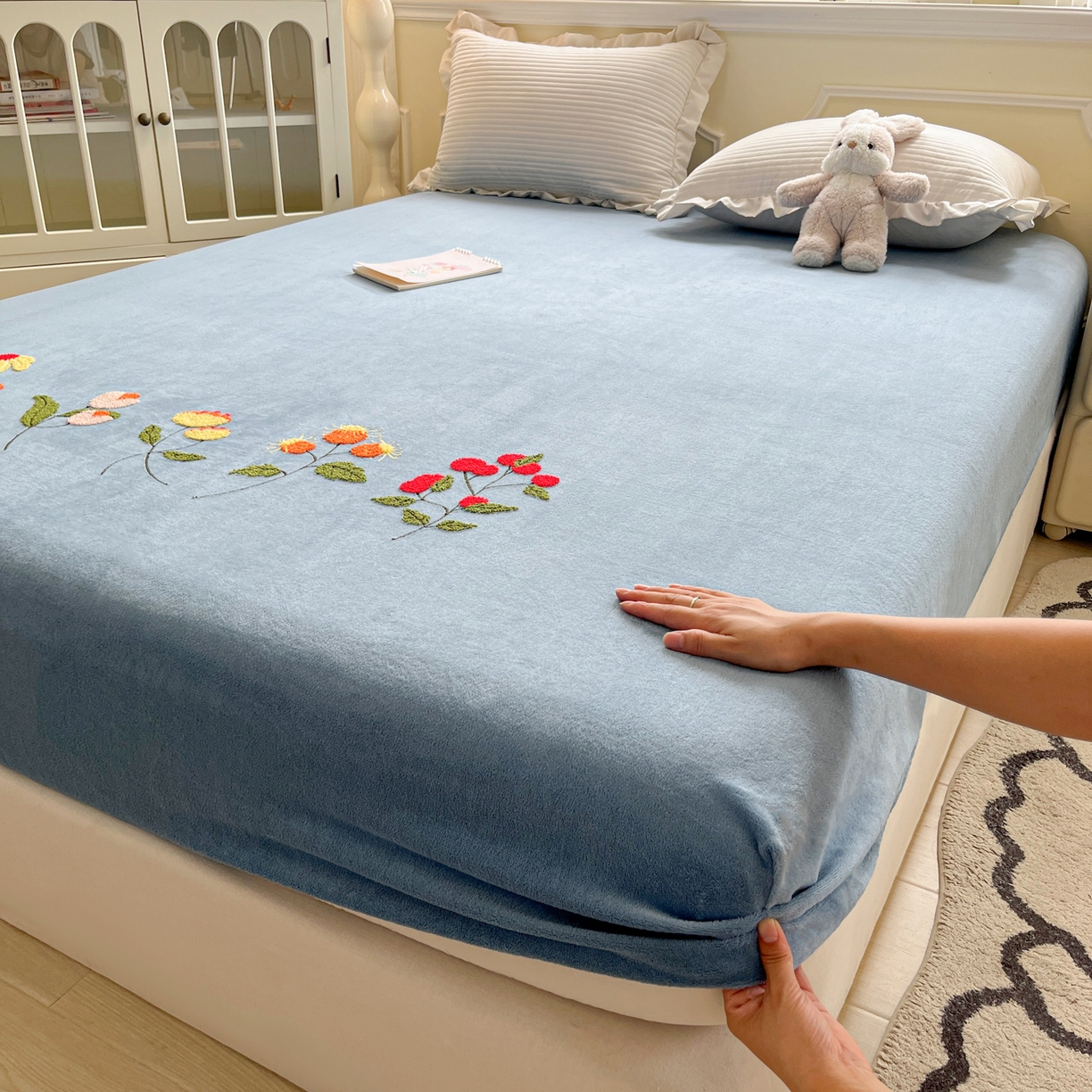 91家纺网 家纺一手货源 找家纺 子钦家纺 2025秋冬新款加厚牛奶绒毛巾绣床笠 万花从中-蒂芙尼蓝