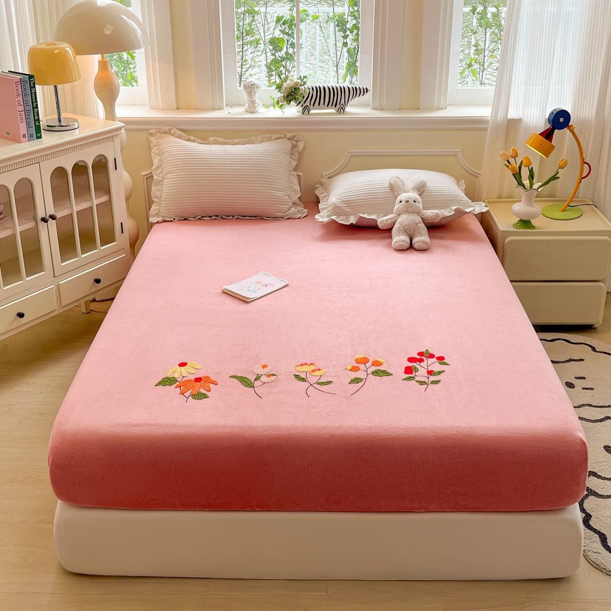 91家纺网 家纺一手货源 找家纺 子钦家纺 2025秋冬新款加厚牛奶绒毛巾绣床笠 万花丛中-粉紫