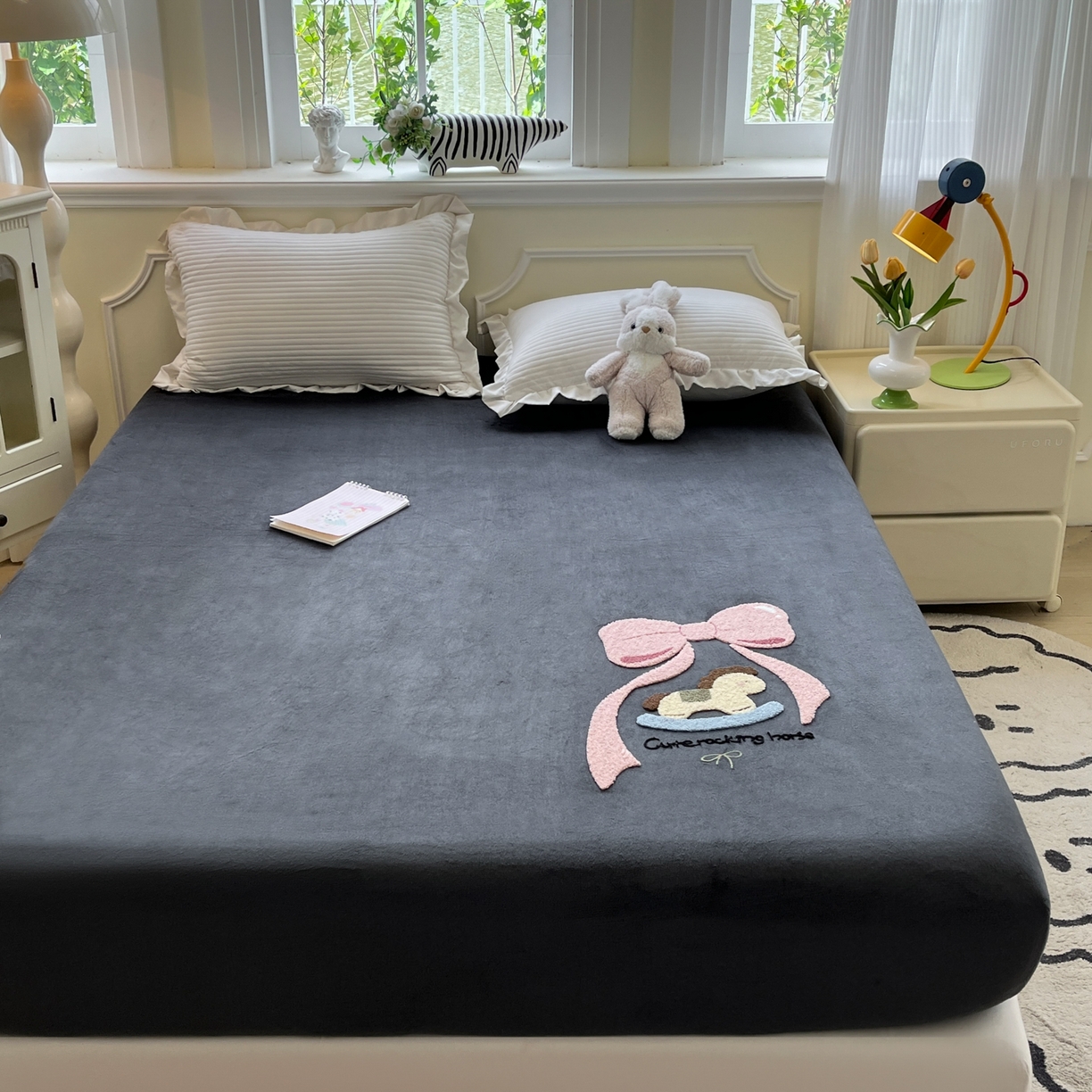 91家纺网 家纺一手货源 找家纺 子钦家纺 2025秋冬新款加厚牛奶绒毛巾绣床笠 小马蝴蝶结-深灰