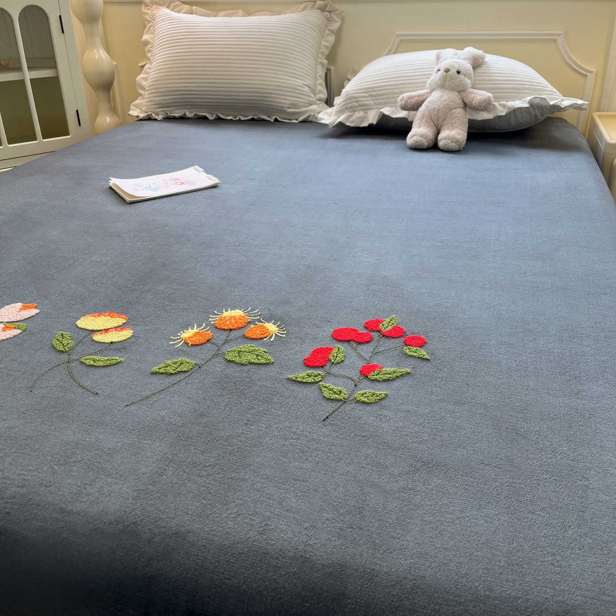 91家纺网 家纺一手货源 找家纺 子钦家纺 2025秋冬新款加厚牛奶绒毛巾绣床笠 万花从中-深灰