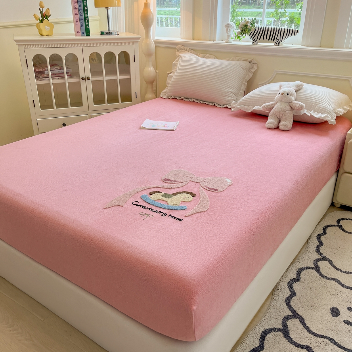 91家纺网 家纺一手货源 找家纺 子钦家纺 2025秋冬新款加厚牛奶绒毛巾绣床笠 小马蝴蝶结-粉紫