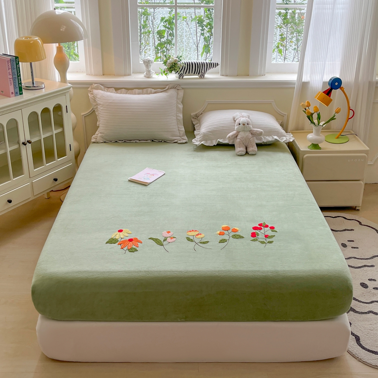 91家纺网 家纺一手货源 找家纺 子钦家纺 2025秋冬新款加厚牛奶绒毛巾绣床笠 万花丛中-豆绿