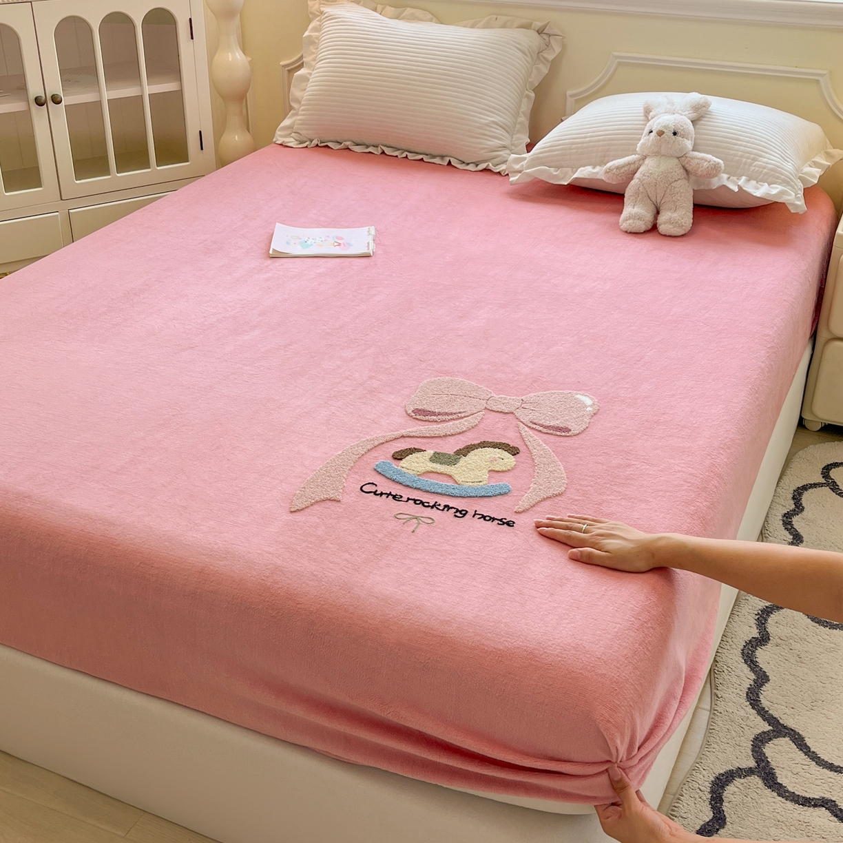 91家纺网 家纺一手货源 找家纺 子钦家纺 2025秋冬新款加厚牛奶绒毛巾绣床笠 小马蝴蝶结-粉紫