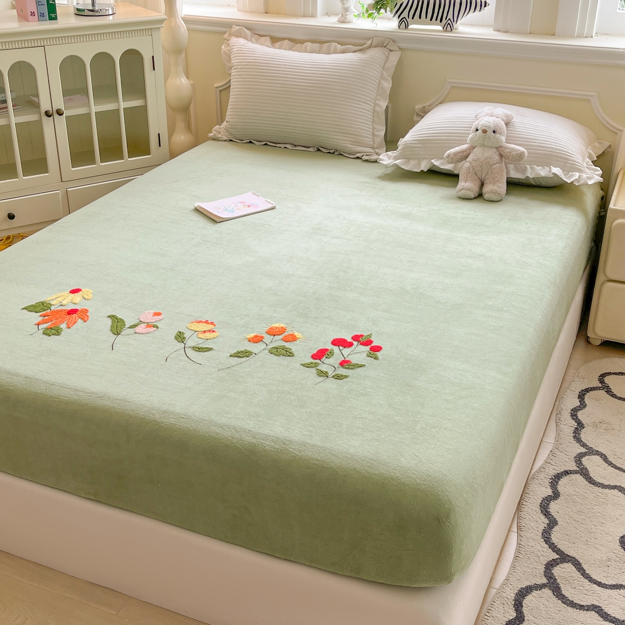 91家纺网 家纺一手货源 找家纺 子钦家纺 2025秋冬新款加厚牛奶绒毛巾绣床笠 万花丛中-豆绿