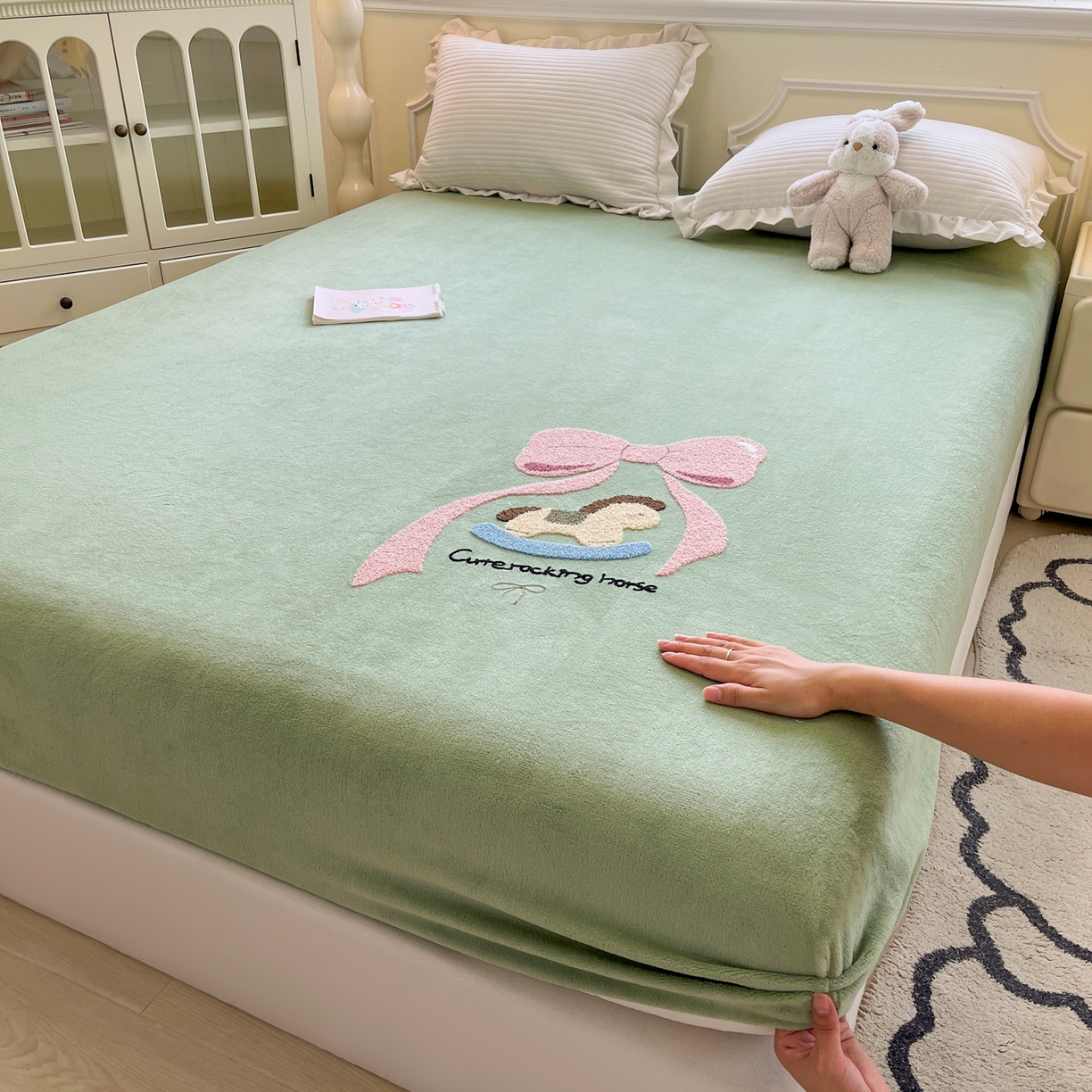 子钦家纺 2025秋冬新款加厚牛奶绒毛巾绣床笠 小马蝴蝶结-豆绿