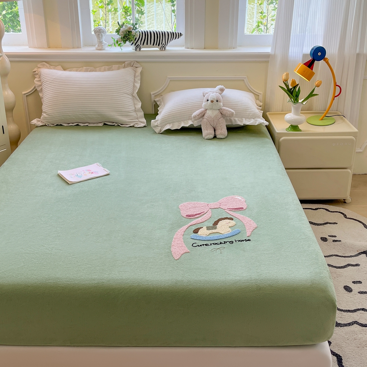 91家纺网 家纺一手货源 找家纺 子钦家纺 2025秋冬新款加厚牛奶绒毛巾绣床笠 小马蝴蝶结-豆绿