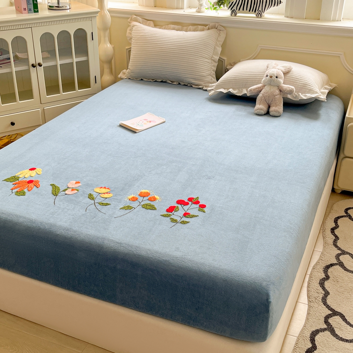 91家纺网 家纺一手货源 找家纺 子钦家纺 2025秋冬新款加厚牛奶绒毛巾绣床笠 万花从中-蒂芙尼蓝