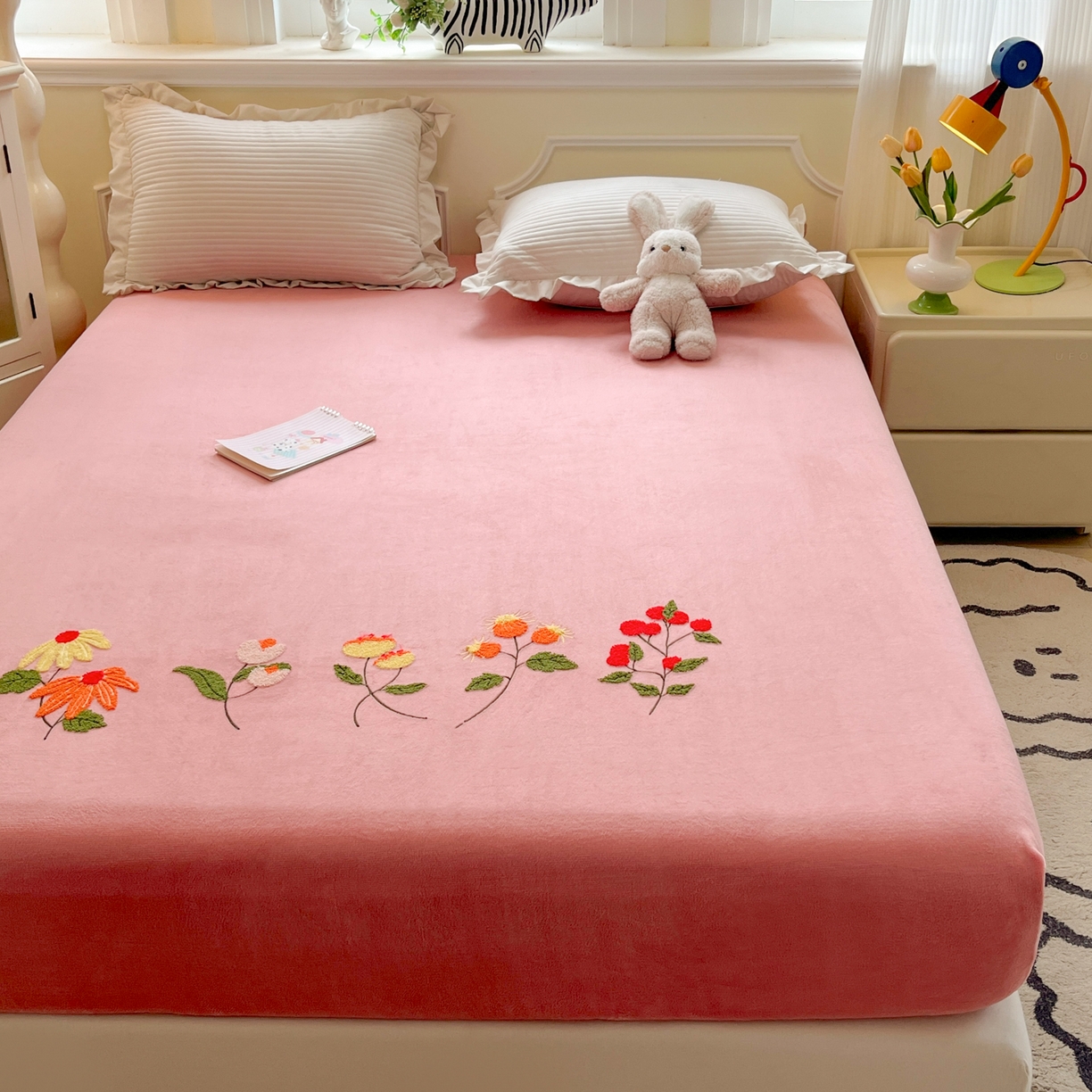 91家纺网 家纺一手货源 找家纺 子钦家纺 2025秋冬新款加厚牛奶绒毛巾绣床笠 万花丛中-粉紫