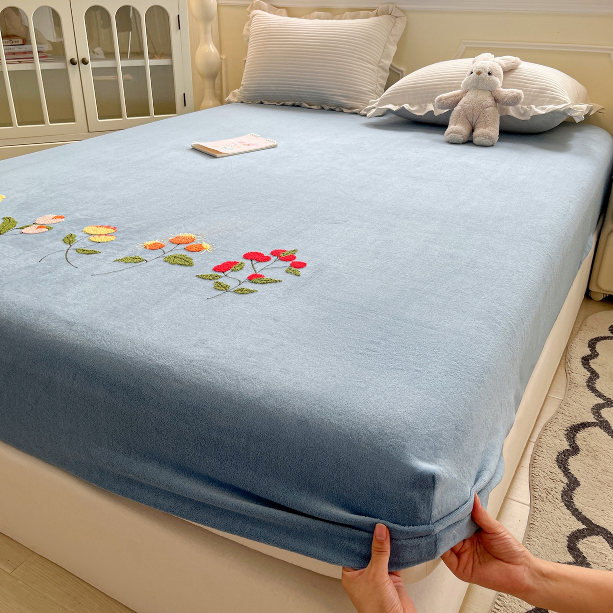 91家纺网 家纺一手货源 找家纺 子钦家纺 2025秋冬新款加厚牛奶绒毛巾绣床笠 万花从中-蒂芙尼蓝