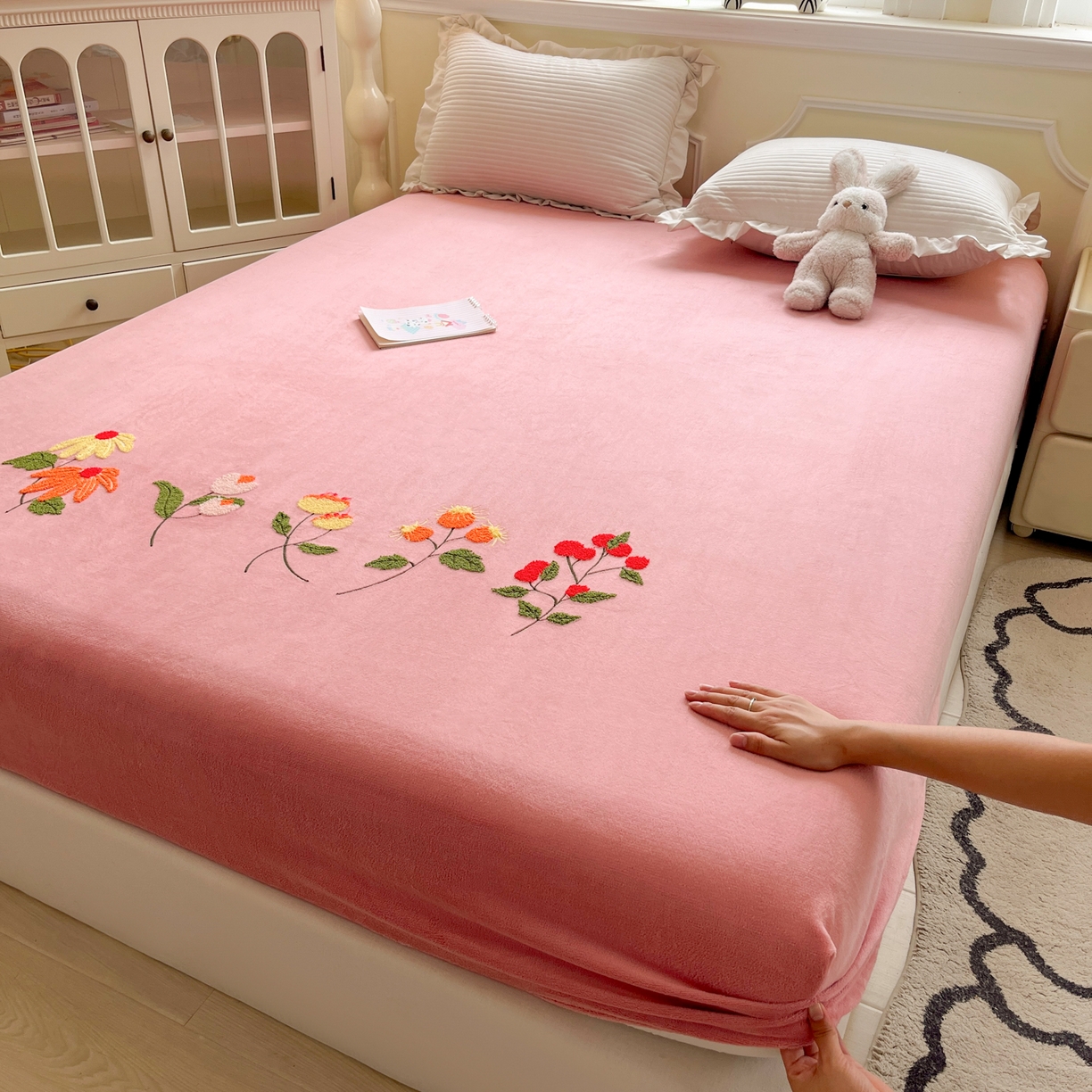 子钦家纺 2025秋冬新款加厚牛奶绒毛巾绣床笠 万花丛中-粉紫