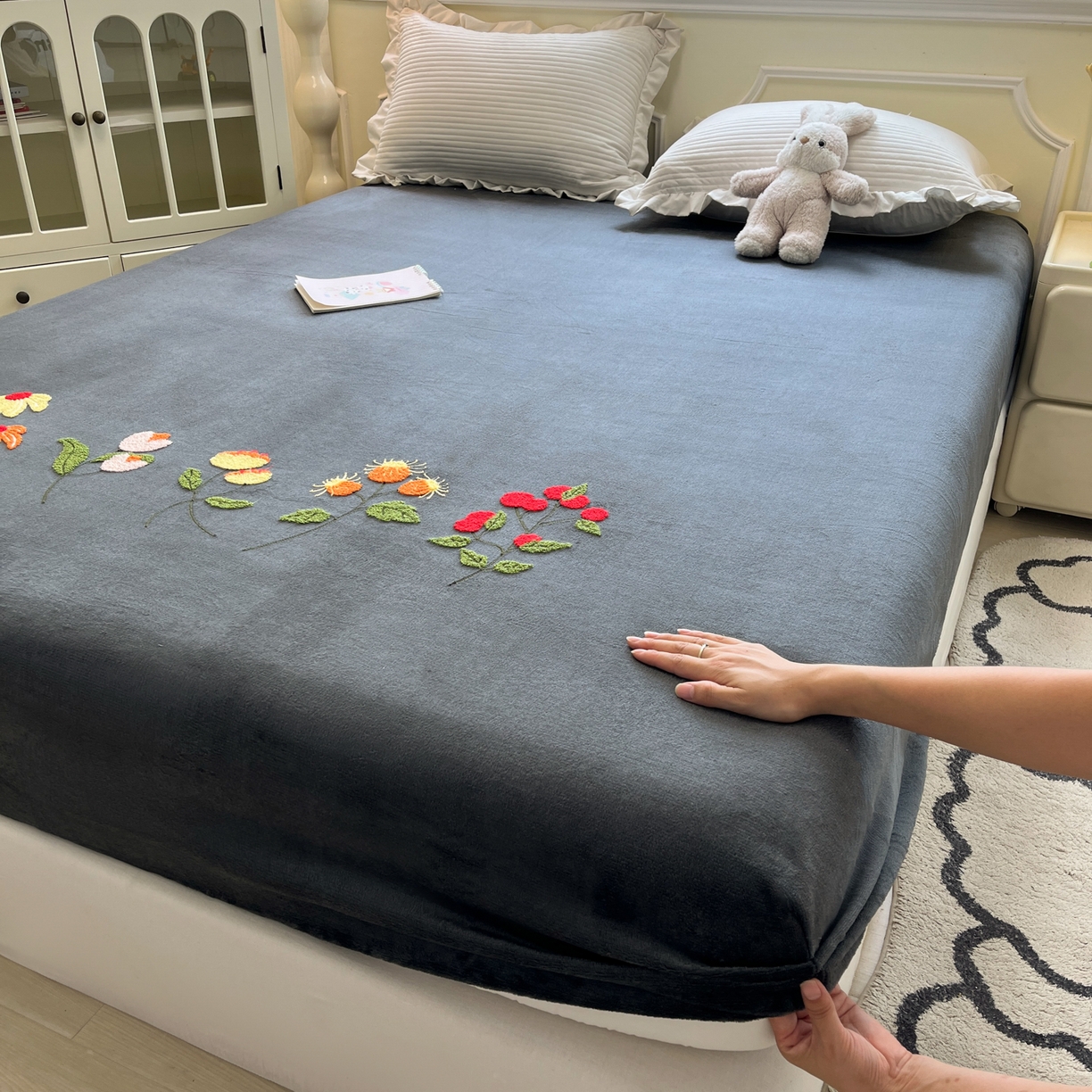 91家纺网 家纺一手货源 找家纺 子钦家纺 2025秋冬新款加厚牛奶绒毛巾绣床笠 万花从中-深灰