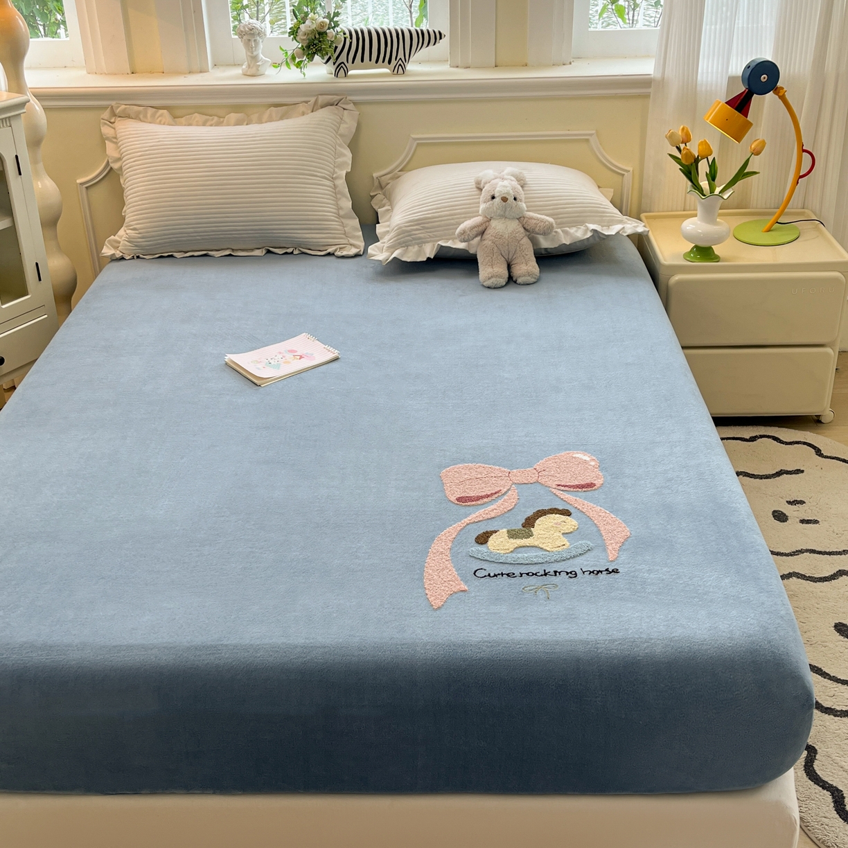 91家纺网 家纺一手货源 找家纺 子钦家纺 2025秋冬新款加厚牛奶绒毛巾绣床笠 小马蝴蝶结-蒂芙尼蓝