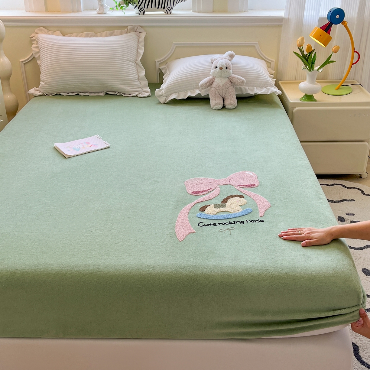 91家纺网 家纺一手货源 找家纺 子钦家纺 2025秋冬新款加厚牛奶绒毛巾绣床笠 小马蝴蝶结-豆绿