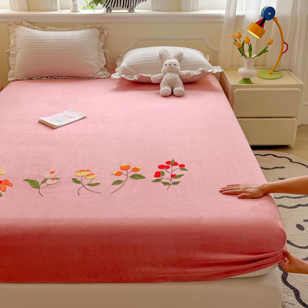 91家纺网 家纺一手货源 找家纺 子钦家纺 2025秋冬新款加厚牛奶绒毛巾绣床笠 万花丛中-粉紫