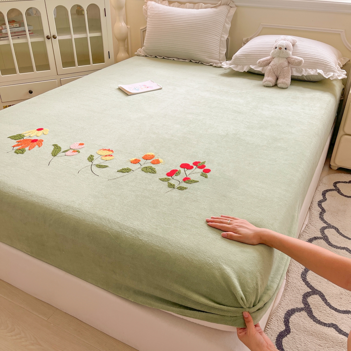 子钦家纺 2025秋冬新款加厚牛奶绒毛巾绣床笠 万花丛中-豆绿