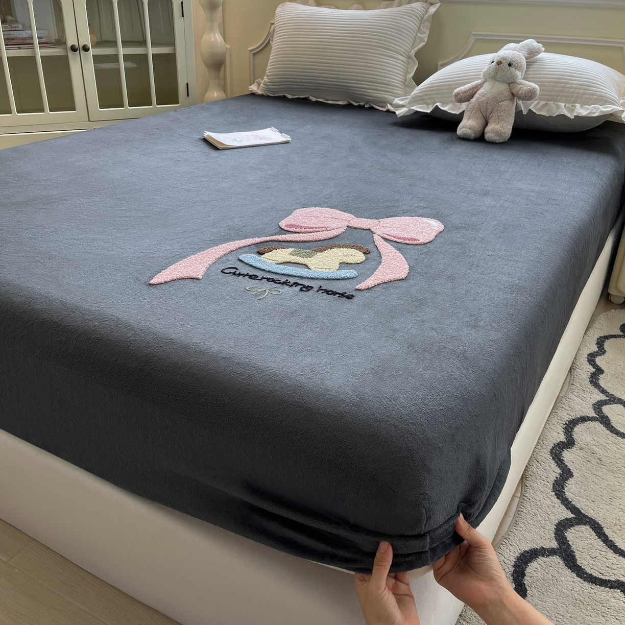 91家纺网 家纺一手货源 找家纺 子钦家纺 2025秋冬新款加厚牛奶绒毛巾绣床笠 小马蝴蝶结-深灰