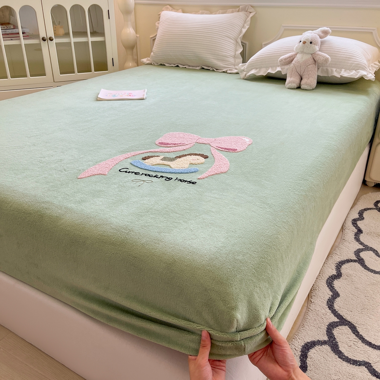 91家纺网 家纺一手货源 找家纺 子钦家纺 2025秋冬新款加厚牛奶绒毛巾绣床笠 小马蝴蝶结-豆绿