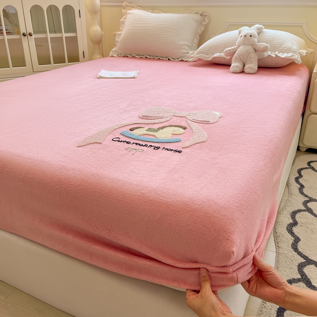 91家纺网 家纺一手货源 找家纺 子钦家纺 2025秋冬新款加厚牛奶绒毛巾绣床笠 小马蝴蝶结-粉紫