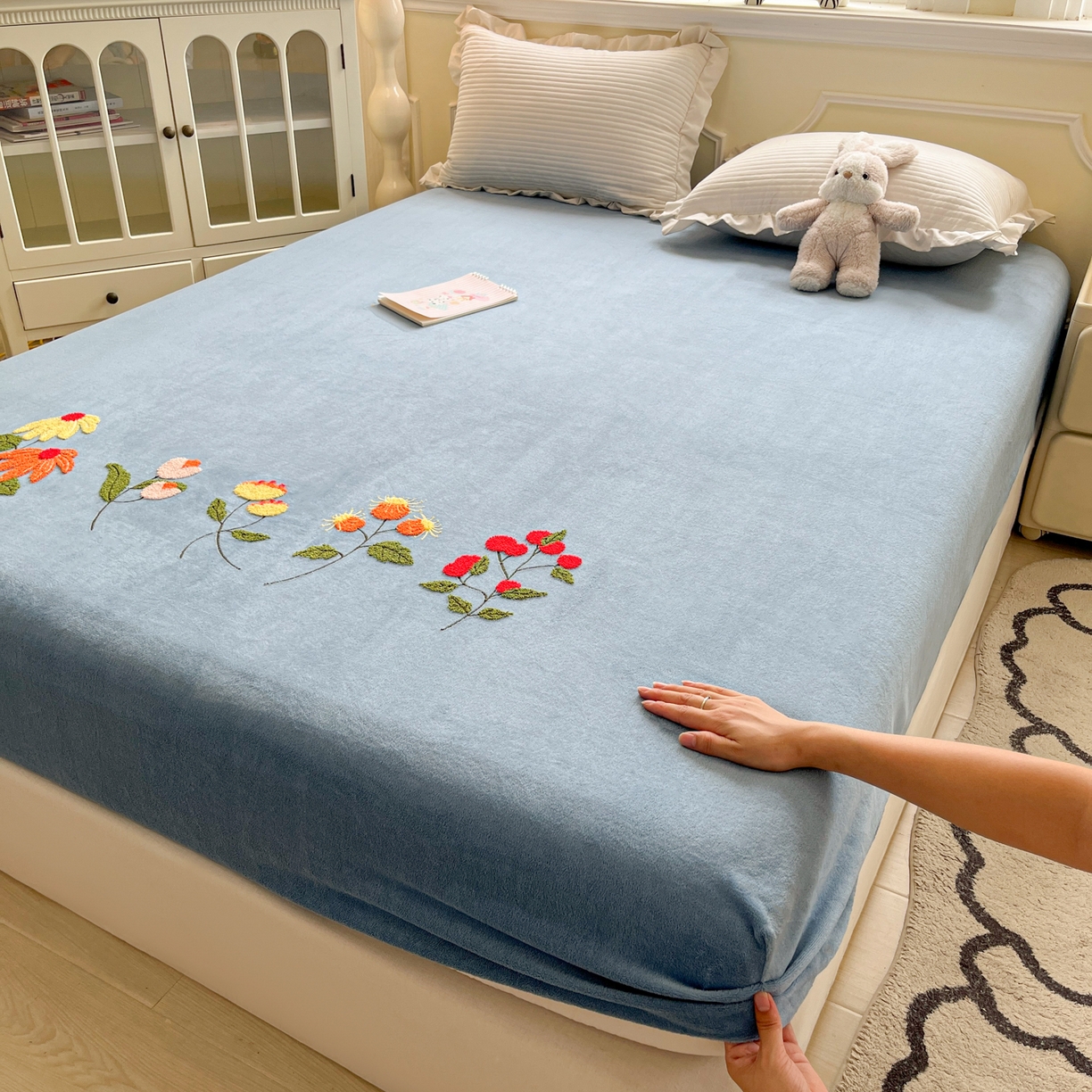 91家纺网 家纺一手货源 找家纺 子钦家纺 2025秋冬新款加厚牛奶绒毛巾绣床笠 万花从中-蒂芙尼蓝