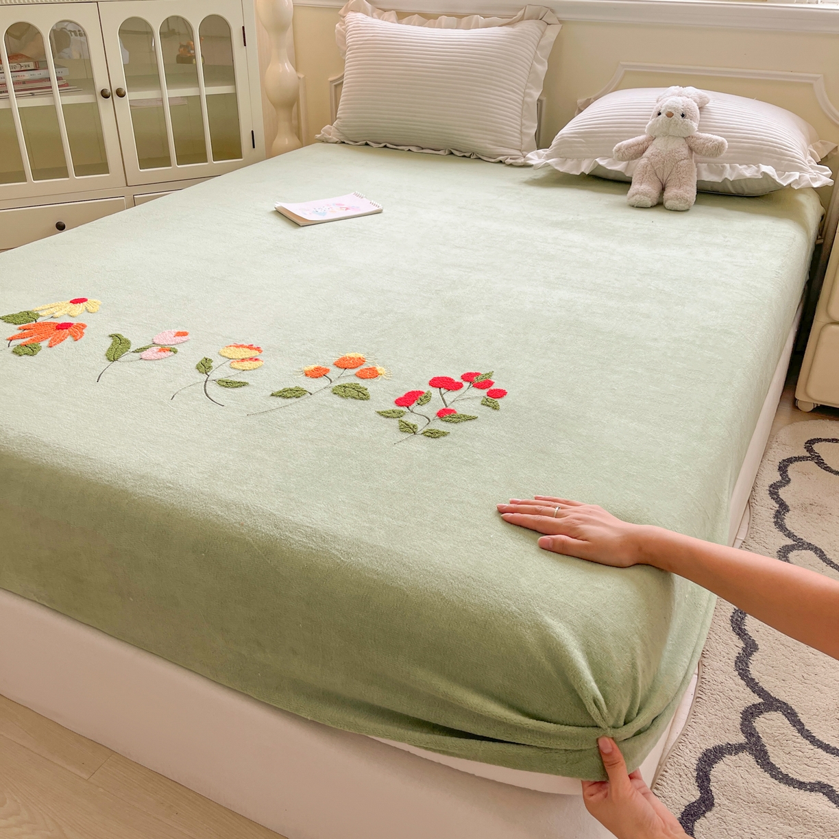 91家纺网 家纺一手货源 找家纺 子钦家纺 2025秋冬新款加厚牛奶绒毛巾绣床笠 万花丛中-豆绿
