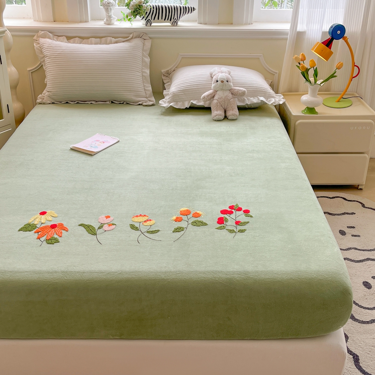 91家纺网 家纺一手货源 找家纺 子钦家纺 2025秋冬新款加厚牛奶绒毛巾绣床笠 万花丛中-豆绿
