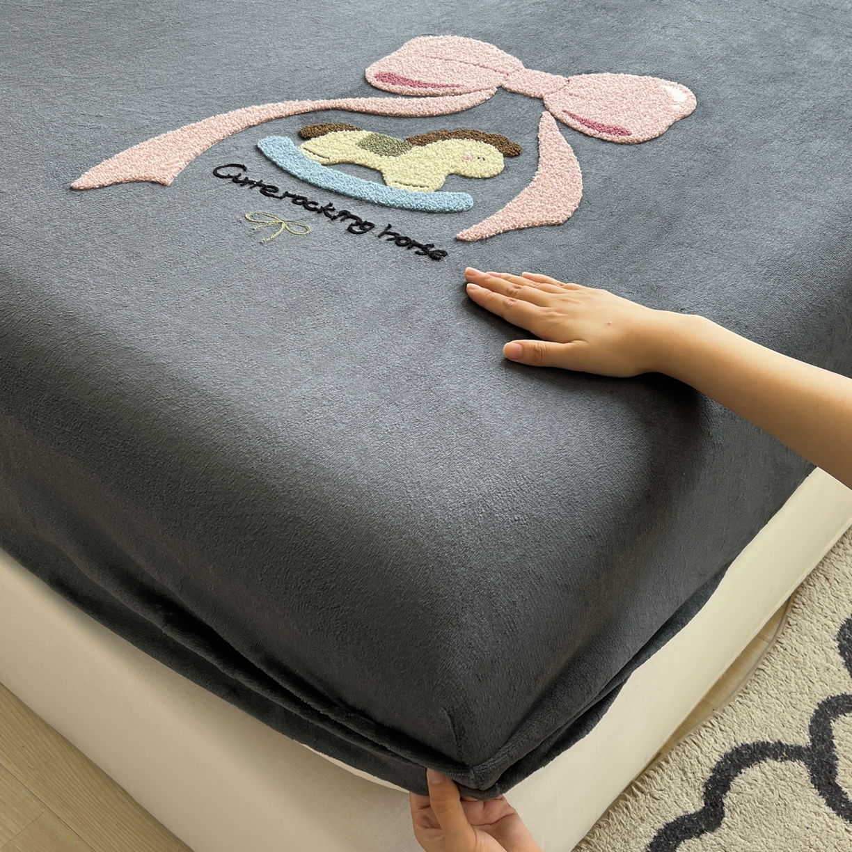 91家纺网 家纺一手货源 找家纺 子钦家纺 2025秋冬新款加厚牛奶绒毛巾绣床笠 小马蝴蝶结-深灰