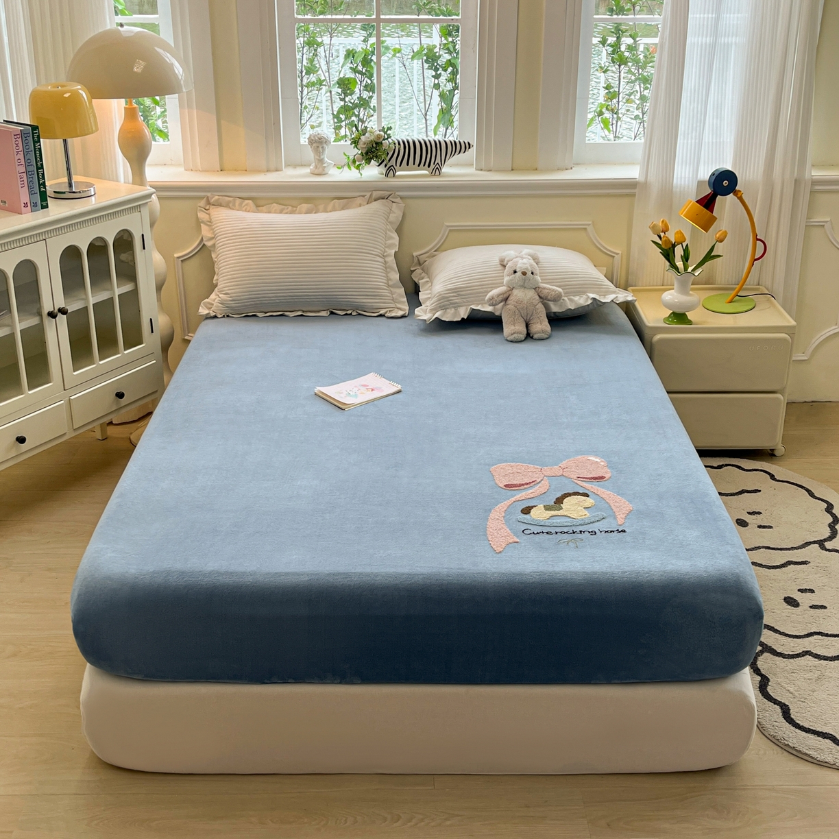 91家纺网 家纺一手货源 找家纺 子钦家纺 2025秋冬新款加厚牛奶绒毛巾绣床笠 小马蝴蝶结-蒂芙尼蓝