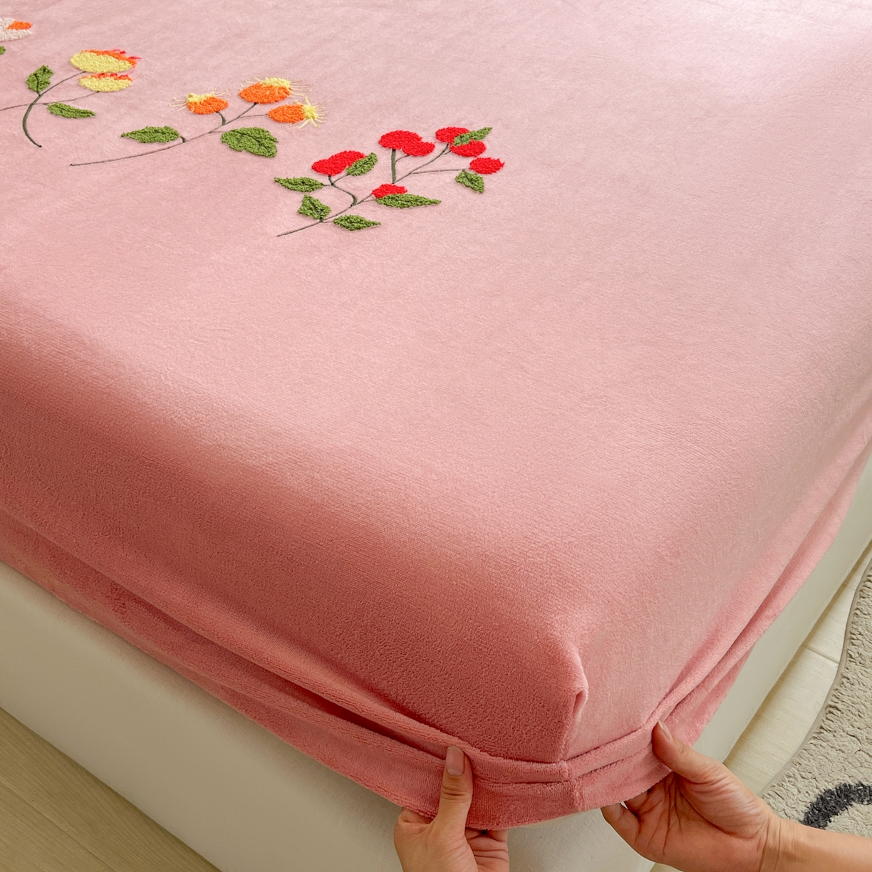 91家纺网 家纺一手货源 找家纺 子钦家纺 2025秋冬新款加厚牛奶绒毛巾绣床笠 万花丛中-粉紫