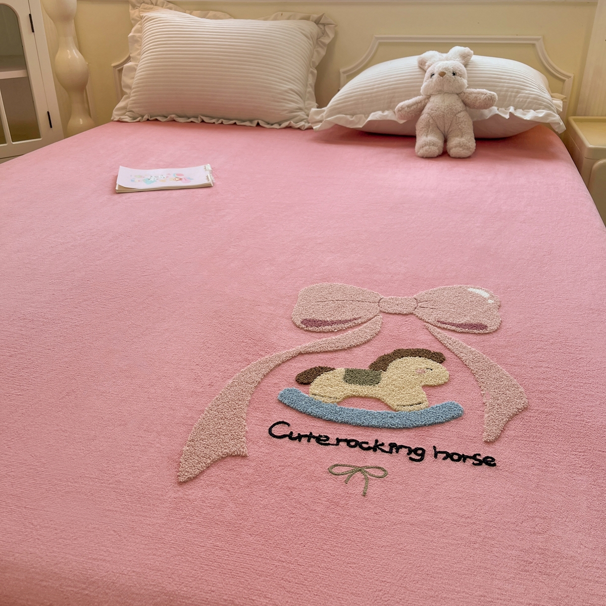 91家纺网 家纺一手货源 找家纺 子钦家纺 2025秋冬新款加厚牛奶绒毛巾绣床笠 小马蝴蝶结-粉紫