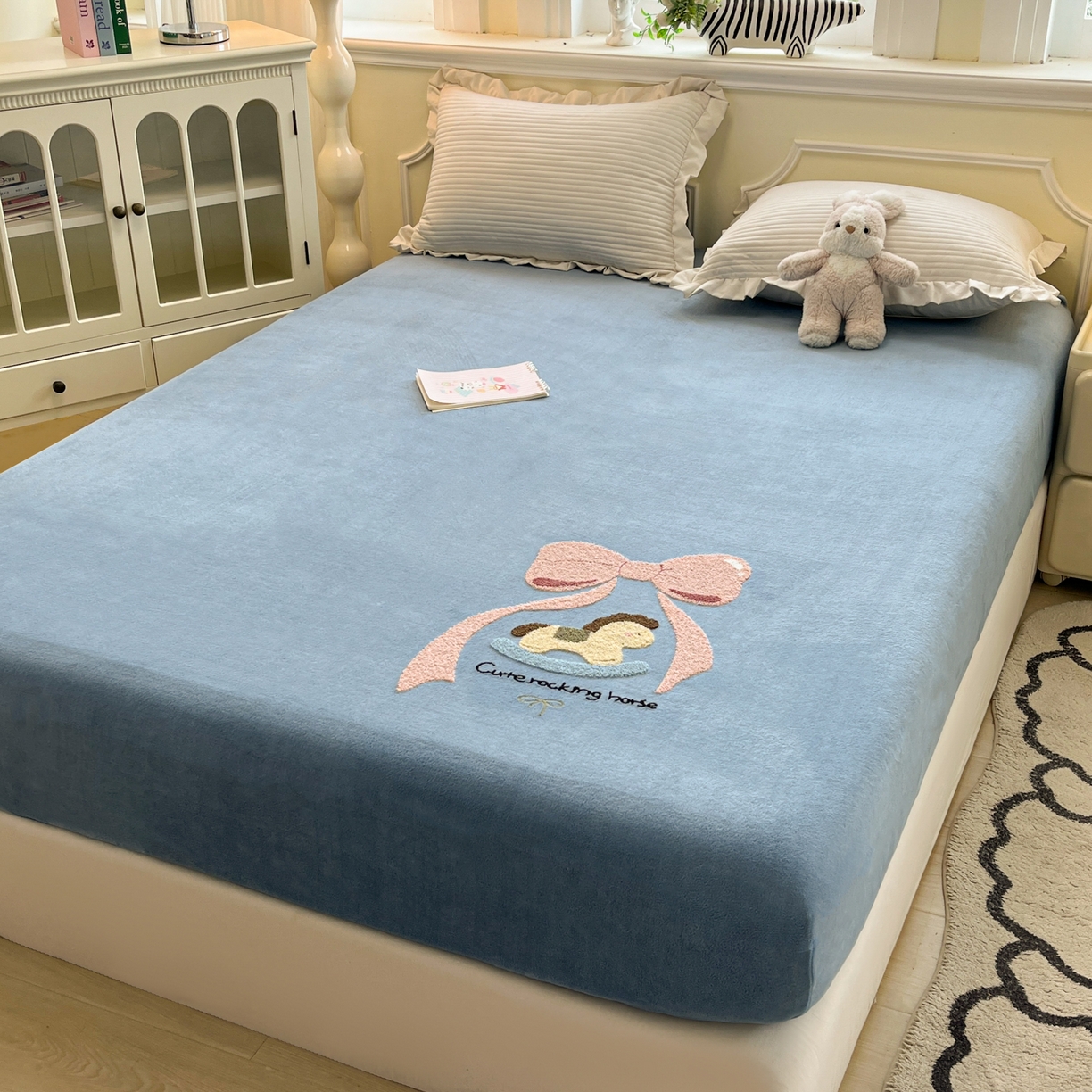 91家纺网 家纺一手货源 找家纺 子钦家纺 2025秋冬新款加厚牛奶绒毛巾绣床笠 小马蝴蝶结-蒂芙尼蓝