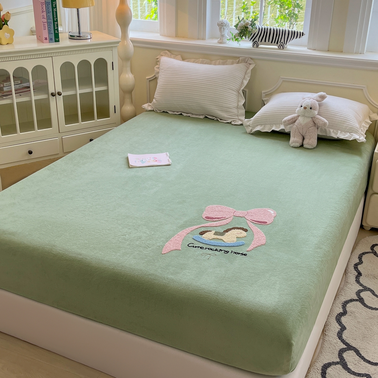 91家纺网 家纺一手货源 找家纺 子钦家纺 2025秋冬新款加厚牛奶绒毛巾绣床笠 小马蝴蝶结-豆绿