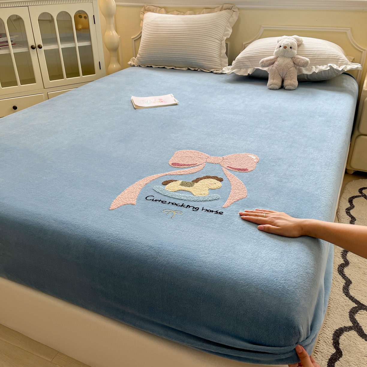 91家纺网 家纺一手货源 找家纺 子钦家纺 2025秋冬新款加厚牛奶绒毛巾绣床笠 小马蝴蝶结-蒂芙尼蓝